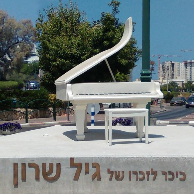 פסל הנצחה — פסנתר לזכרו של גיל שרון, אור עקיבא